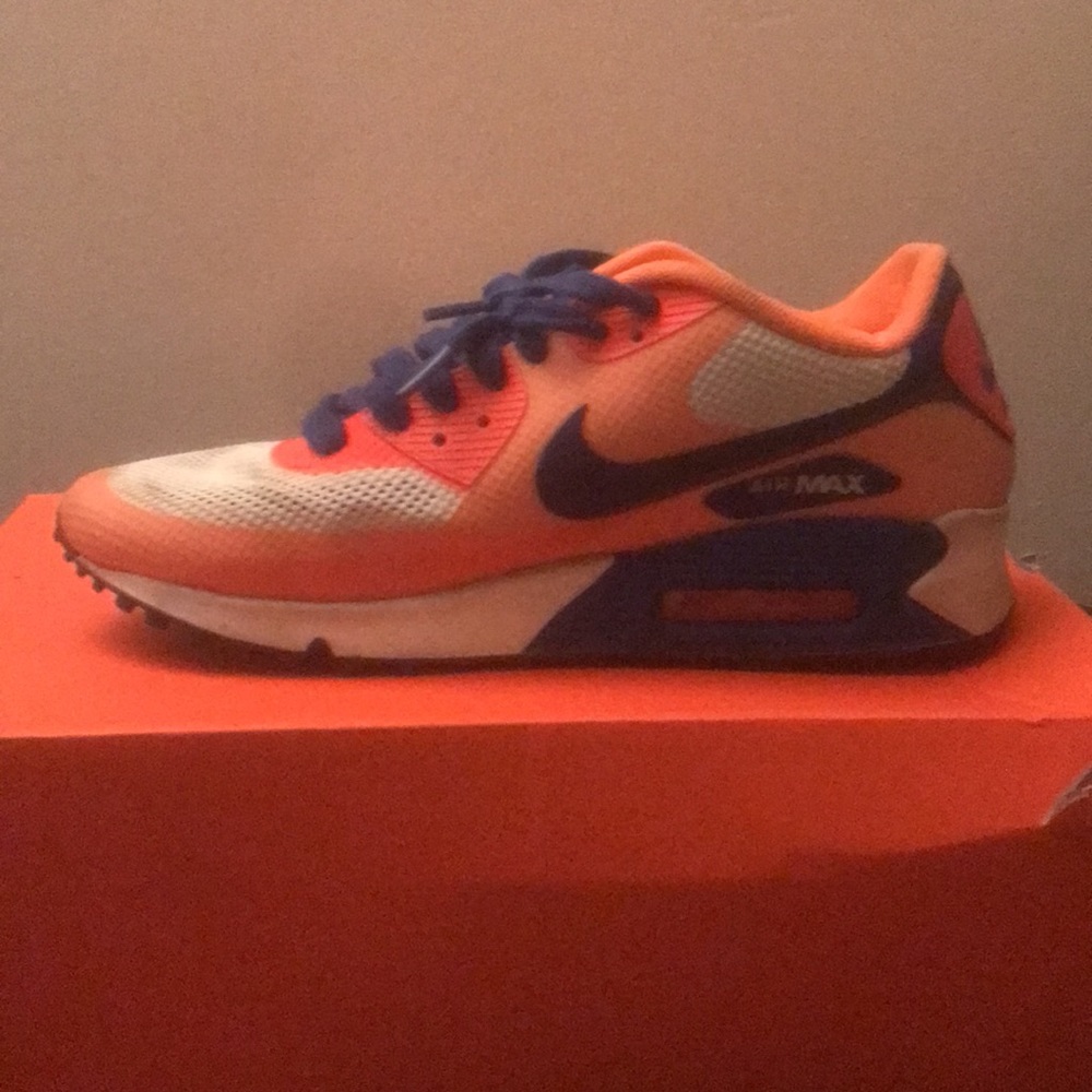 Athletic shoes